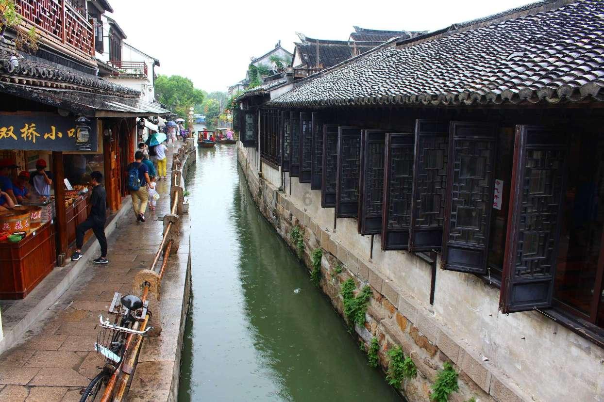 没白给你喂饼！哈登倒地，赵四走过来，随后伸出手：登哥，我拉你起来